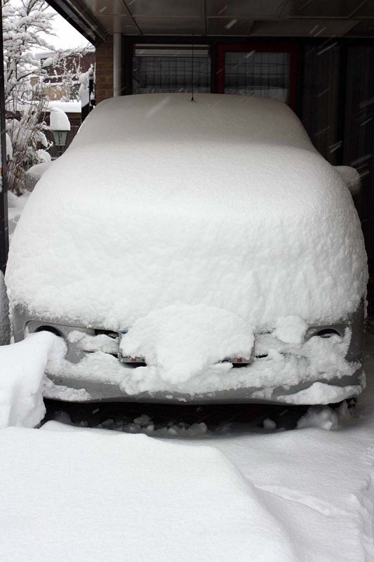 Het autootje staat onder carport, maar de sneeuw weet het toch te bereiken.  Het lijk zo wel een dikke terreinwagen!