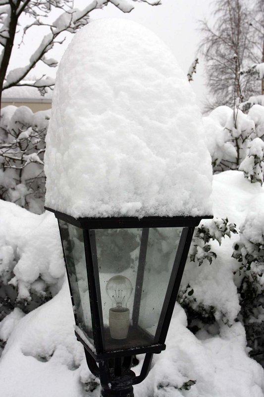 De lantaarn heeft een sneeuwhoed.