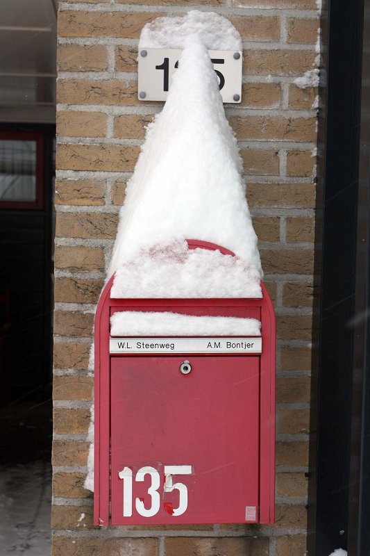 Rood met een witte puntmuts. Onze brievenbus lijkt op een bekende persoon, in een slee getrokken door rendieren ..
Ho ho ho !